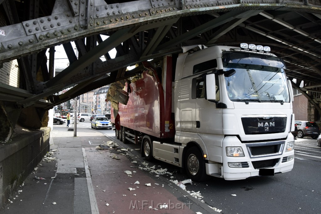 LKW blieb unter Bruecke haengen Koeln Deutz Opladenerstr Deutz Muelheimerstr P007.JPG - Miklos Laubert